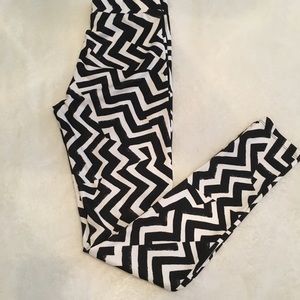 Black and white leggings (SQUAT PROOF)